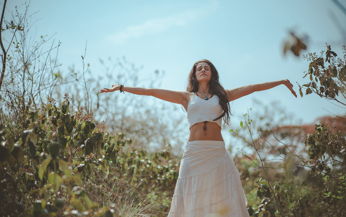 Woman outside in nature. Image: Pexels - Lucas Pezeta