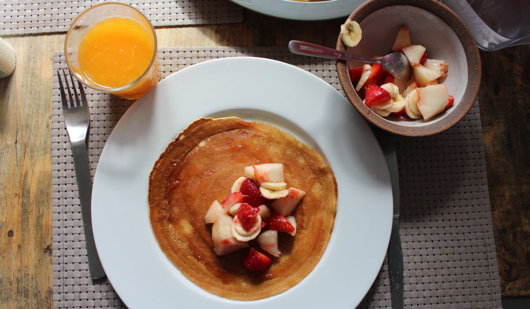 A plate with breakfast food 