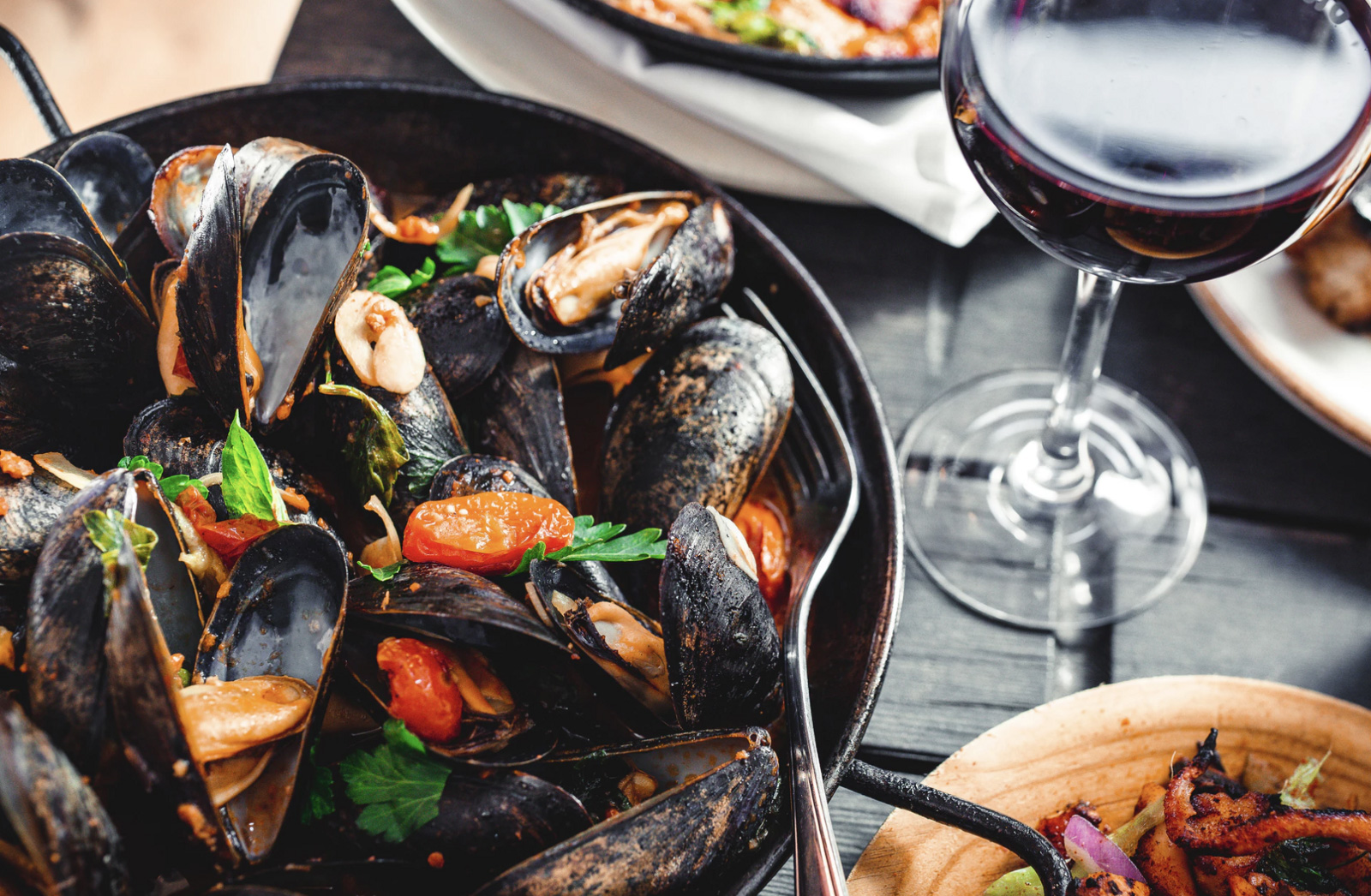 A dinner with muscles and a glass of wine, another food sensitivity to shellfish