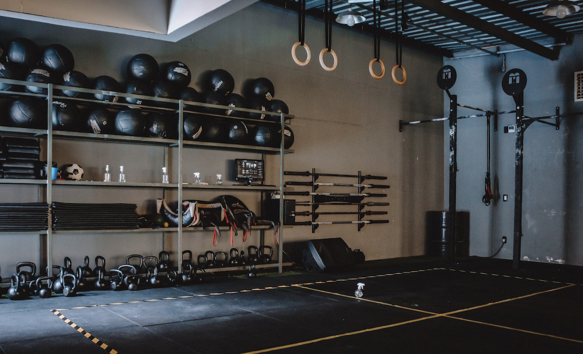 Workout gym with equipment and weights. Image: Pexels - Geancarlo Peruzzolo