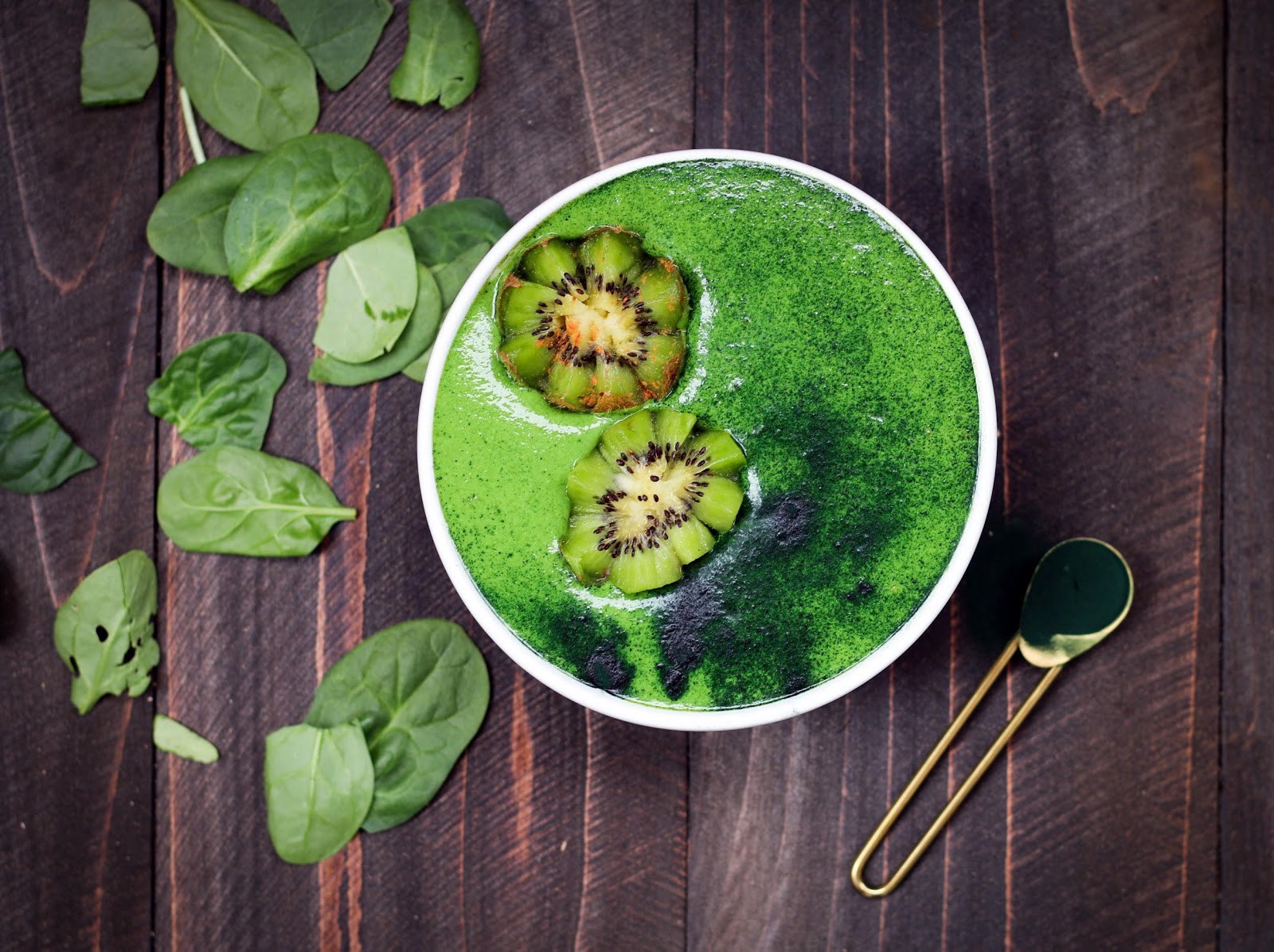 A green smoothie bowl with spinach and kiwi