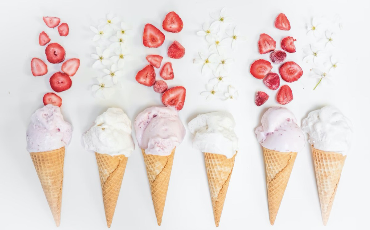 Ice cream cones with ice cream and fruits. Unsplash - Kenta Kikuchi
