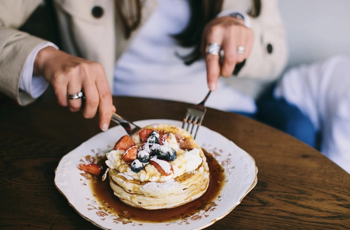 Eating pancakes mindfully. Image: Pexels - Lina Kivaka