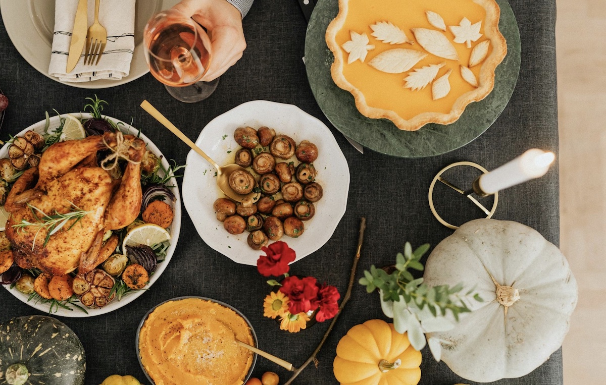 Mindful eating during holiday travel. Image: Pexels - Photo By: Kaboompics.com