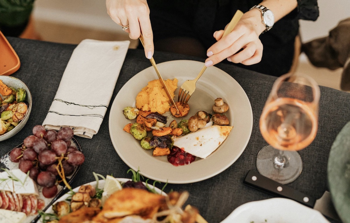 Mindful eating holidays. Image: Pexels - Karolina Kaboompics