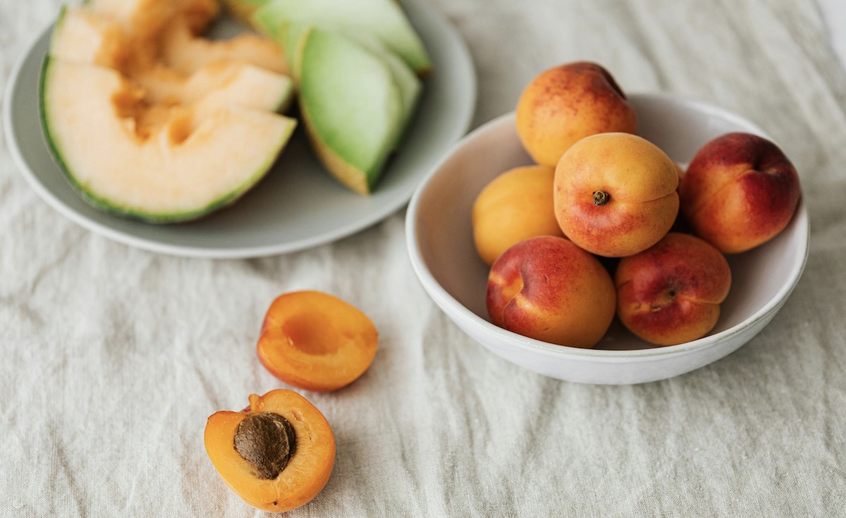 Peaches and melons in a bowl. Image: Pexels - Karolina Grabowska