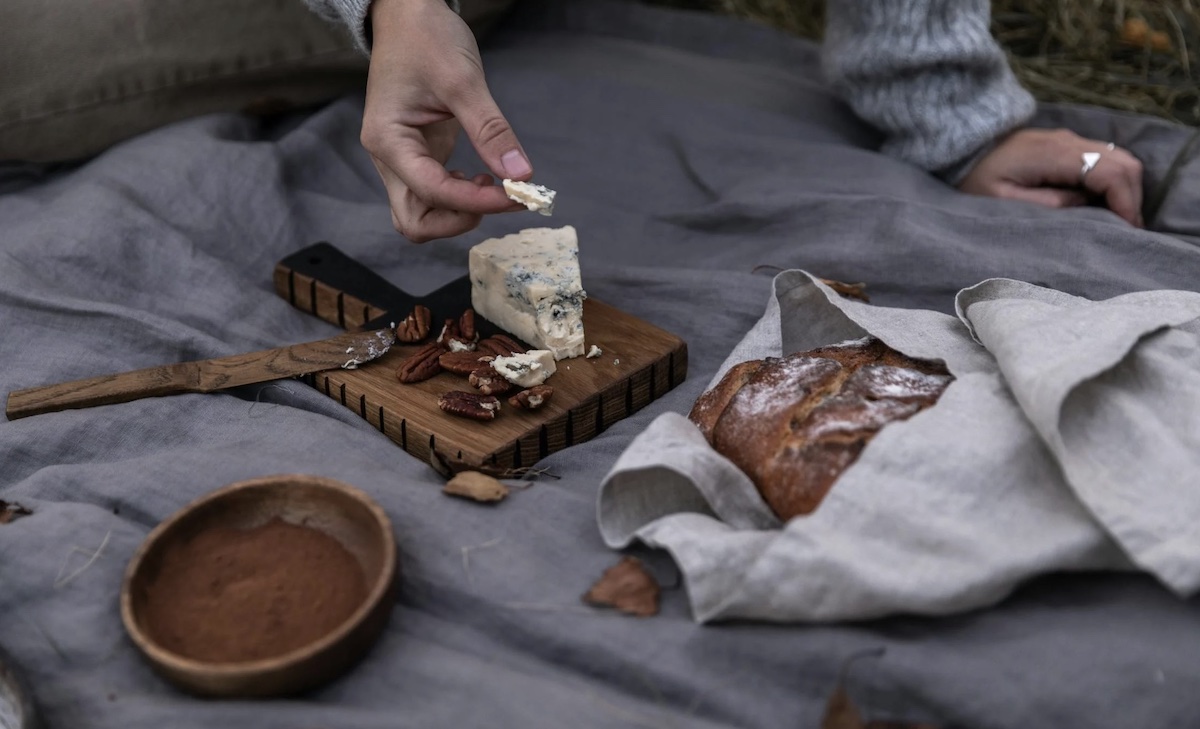 Having a picnic on blanket. Image: Pexels - KATRIN BOLOVTSOVA