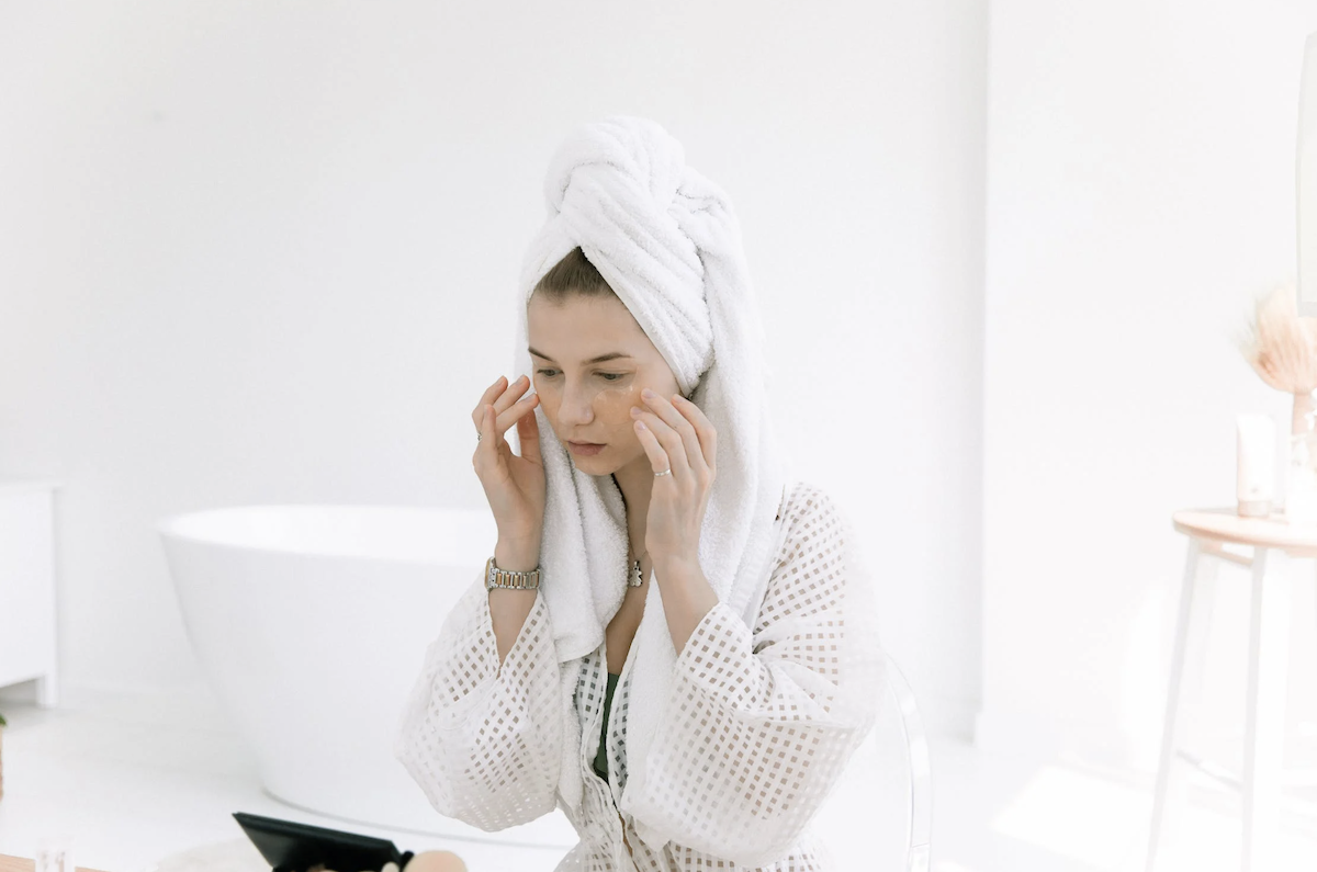 Girl doing her skincare routine. Image: Pexels - EKATERINA BOLOVTSOVA