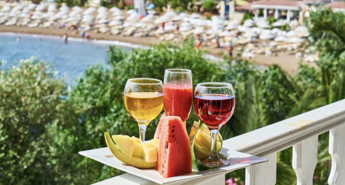 Wine and fresh fruit Image: Pexels - Engin Akyurt