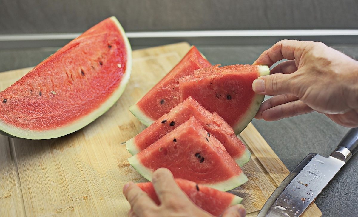 Cutting watermelon in the summer. Image: Pexels - Damir Mijailovic