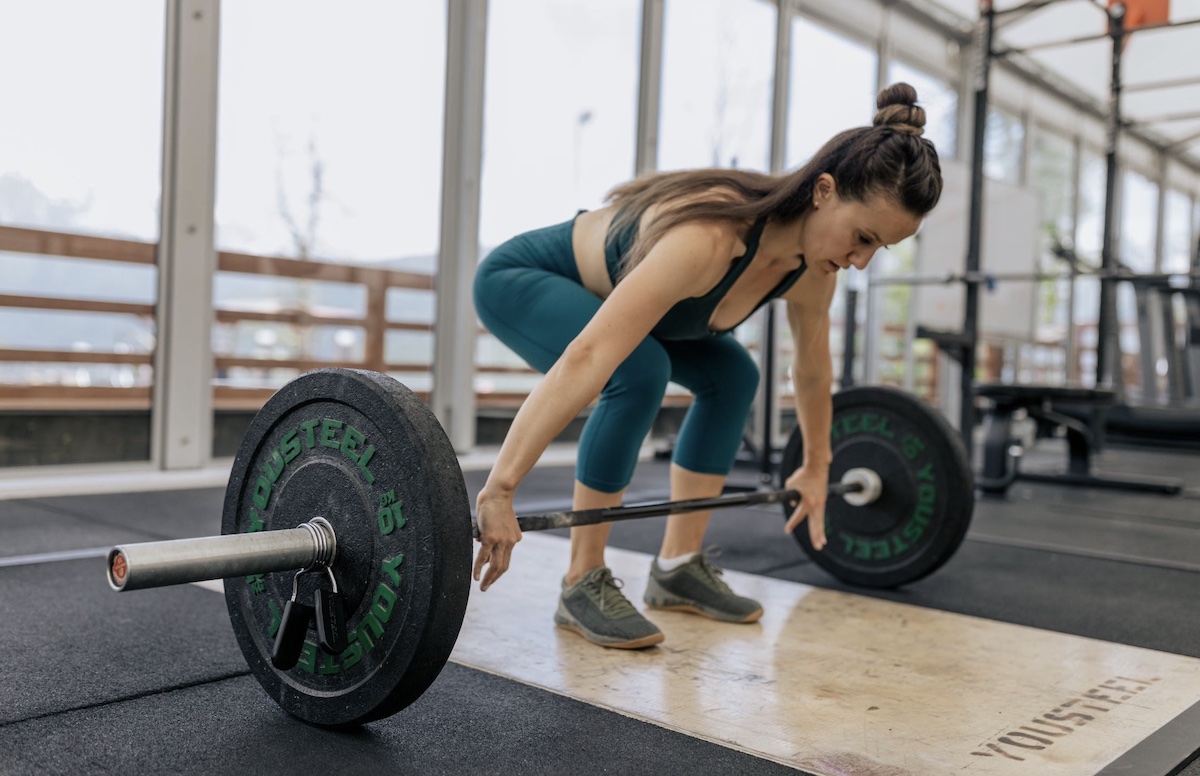 Woman lifting weights in gym. Image: Pexels - Anastasia Shuraeva