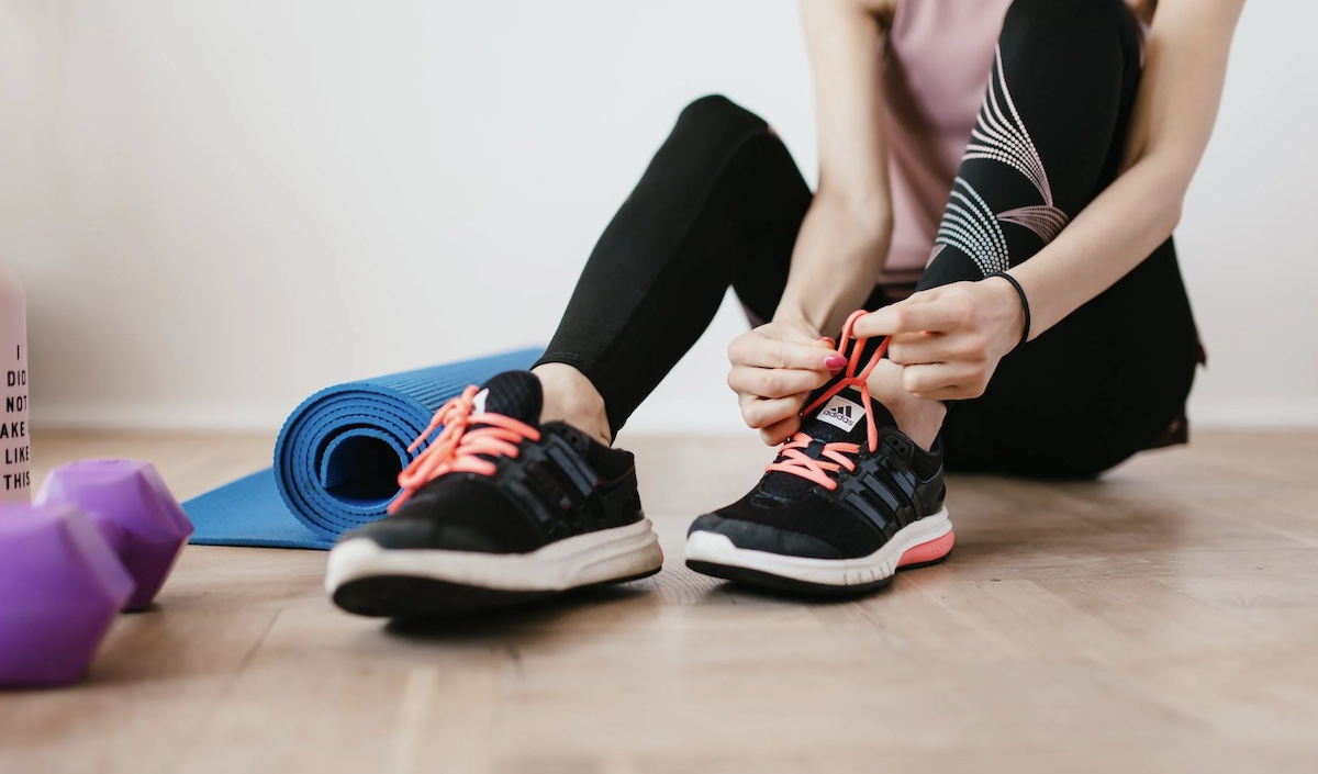 Woman getting ready to workout. Image: Pexels - Karolina Grabowska