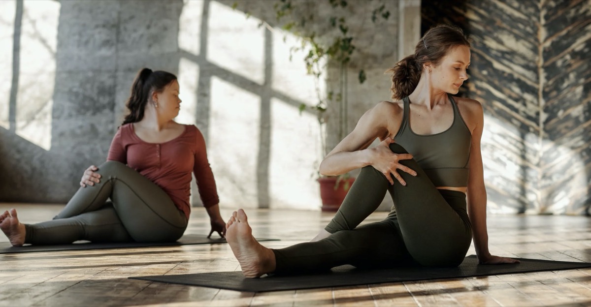 Two individuals doing yoga in a class. Image: Pexels - Cliff Booth